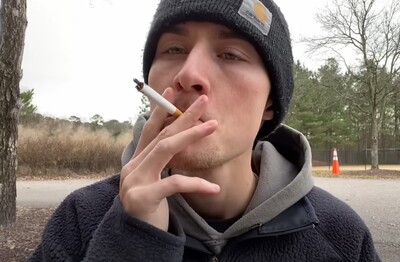 Лечение зависимости от табакокурения в Усть-Куте Мужчина с сигаретой делает затяжку